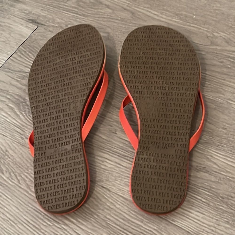 Tkees Flip Flops Size 6 - Picture 4 of 5